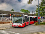 Wien. Der Wiener Linien Gelenkbus mit Betriebsnummer 8007, wendet hier am 21.05.2024 in der Schleife beim Bahnhof Meidling.