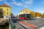 Schwechat. Mercedes eCitaro sind mittlerweile auch ein fester Bestandteil der Busnetzes in Wien. Ein eCitaro ist hier am 26.10.2026 als Linie 71A in der Wiener Stra�e zu sehen.