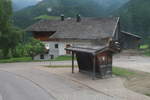 Haltestelle Abfaltersbach Geselhaus im traditionellen Stil.