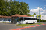 Jennersdorf. Ein Mercedes Intouro von Postbus steht hier am 16.05.2025 in der Haltestelle Schulzentrum Jennersdorf.