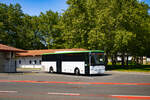 Jennersdorf. Ein Mercedes Intouro von Postbus steht hier am 16.05.2025 in der Haltestelle Schulzentrum Jennersdorf.