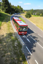 Juli 2018. 
Strahlender Sonnenschein und über 30ig Grad im Schatten. 
Auf der Kowaldhöhe bei Eibiswald flitzt Thomas mit seinem Bus dahin. 
