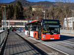 Leoben in der Obersteiermark. Wagen 50 der Stadtwerke Leoben, ist hier am 11.01.2024 auf der Murbrücke zu sehen.