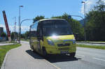 Irisbus Daily von Ledermair, SZ-857BE, macht bei der Haltestelle Schwaz EKZ Interspar Pause.