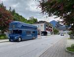Dieser Routemaster von Idealtours Reisen steht derzeit vor dem gleichnamigen Reisebüro in der Marktstraße von Brixlegg/Tirol. Interessant sind sein fensterloser Fahrgastraum sowie das britische Kennzeichen (JJD457D), das auf eine Zulassung in Großbritannien schließen lässt. Der Bus dient als Party- und Eventbus. Aufgenommen wurde die Szene mit blühenden Zierobstbäumen am 29.05.2021.