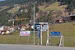 Temporäre Skibushaltestelle Bichl AL-KO im Zillertal mit Skiständern. Aufgenommen 21.2.2023.