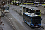 Am Bahnhof Bregenz treffen im Normalfall nur Stadtbus und Landbus aufeinander. Im Vordergrund ein neuer MAN Lions City als Stadtbus Bregenz. Die gelben Busse im Hintergrund sind Landbusse (Unterland und Bregenzerwald). Der interessanteste Bus ist mir erst daheim aufgefallen ein: Ein Setra der Fa. Sindbad als Überlandbus nach Gdansk/Danzig. (29.12.2020)