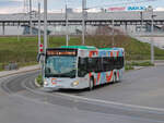Graz. Wagen 101 der Graz Linien verlässt hier am 03.05.2021 den Bahnhof Puntigam als Linie 64.