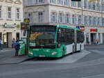 Graz. Wagen 142 der Graz Linien ist hier am 14.07.2020 als E4/E13 am Jakominiplatz zu sehen.