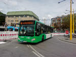 Graz. Im Sommer 2019 wurde der Jakominiplatz in Graz umfassend saniert, dafür musste die Linie 60 als Ersatz für die Linie 3 zum Jakominiplatz verlängert werden. Bus 73 verlässt hier am 25.8.2019 die Regiobushaltestelle Jakominiplatz
