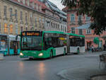 Graz. Am Abend des 02.10.2021 verlässt hier Wagen 22 der Graz Linien den Jakominiplatz