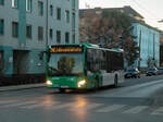 Graz. Am 20.12.2021 gab es einen besonderen Einsatz auf der Linie 34E: Auf der Gelenkbuslinie gab es den Einsatz eines Solobuses. Wagen 109 ist hier in der Kasernstraße zu sehen.