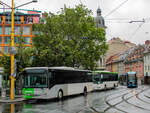 Graz. Aus dem Grazer Stadtbild ist mittlerweile der Firmenname  Watzke  weitestgehend verschwunden. Sogar die ältesten Busse des zweitgrößten Stadtbusunternehmens in Graz, tragen den neuen Schriftzug  Dr. Richard . Hier zu sehen ist ein Iveco Crossway mit dem neuen Logo, am regnerischen 28.05.2022 am Grazer Jakominiplatz.