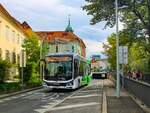 Graz. Am 22.09.2023 wurde das Projekt  move2zero  der öffentlichkeit präsentiert, bei welcher ein Wasserstoffbus von Hyundai und ein Batterieelektrischer Bus von MAN im Planeinsatz eingesetzt werden. Der MAN Lion's City 12E ist hier am Kaiser-Franz-Josef-Kai zu sehen.