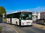 Graz. Der Postbus BD 14959, ein Iveco Crossway Pro, ist hier am 23.10.2023 als Linie 671 beim Innovationspark zu sehen.