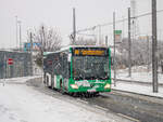 Graz. Am Vormittag des 02.12.2023 hat es in der steirischen Hauptstadt ordentlich geschneit – Wagen 1304 von Dr. Richard ist hier als Linie 80 beim Verlassen der Haltestelle Puntigam zu sehen.
