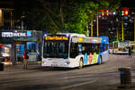 Graz. In den Nächten auf Samstage, Sonntage und Feiertage, gibt es in Graz den Betrieb von einigen Nahtbuslinien. In der Nacht von den 31. Mai auf den 1.Juni 2024, ist hier Wagen 126 als Nachtbuslinie N7 am Jakominiplatz zu sehen.