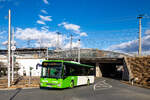 Graz. Einen der ersten fr�hlingshaften Tage in Graz gab es am 17. Februar 2026. Ein Iveco Crossway des Busunternehmens Matzer erreicht hier die Wendeschleife Puntigam.