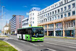 Graz. Zum Zeitpunkt der Aufnahme ist dieser Iveco Crossway LE line Facelift nur wenige Tage im Fahrgasteinsatz unterwegs. Das Neufahrzeug von Dr. Richard ist soeben am 5. April 2026 am Hauptbahnhof als Linie 712 nach St. Bartholom� gestartet.