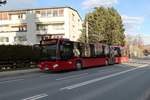 Mercedes Citaro 2 der Innsbrucker Verkehrsbetriebe, Bus Nr. 437, ist als Linie O auf der Schützenstraße zwischen den Hst. Piuskirche und Hochhaus Schützenstraße gegen Westen unterwegs. Voraussichtlich gegen Ende 2018 wird diese Linie auf Straßenbahn umgestellt.  Aufgenommen 22.2.2017.