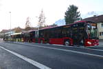 Bus 435 der Innsbrucker Verkehrsbetriebe an der Haltestelle Mitterhoferstraße (schon für den Straßenbahnbetrieb als Haltestelleninsel ausgebaut) in Innsbruck.