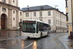 Bus 610 der Linie H der Innsbrucker Verkehrsbetriebe in der Universitätsstraße in Innsbruck.