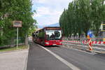  Mercedes-Benz O 530 III (Citaro 2. Generation) der Innsbrucker Verkehrsbetriebe, Bus Nr. 434, fährt in der Schützenstraße in Innsbruck an der Straßenbahnbaustelle vorbei, die den Bus der Linie O ersetzen soll. Aufgenommen 5.5.2018.