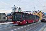 Innsbruck: Bus Nr. 424 der Linie O kurz vor Umstellung auf Straßenbahn auf der Universitätsbrücke. Aufgenommen 24.1.2019.