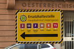 Innsbruck: Hinweistafel auf die Ersatzhaltestelle in der Adamgasse, wegen Bauarbeiten am Hauptbahnhof.