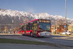 Innsbruck: Bus Nr. 635 der Innsbrucker Verkehrsbetriebe als Linie J an der Haltestelle Landessportcenter. Die Front des Busses ist im Schutzmasken-Design gehalten, um auf die geltende FFP2-Maskenpflicht hinzuweisen. Aufgenommn 30.3.2021.