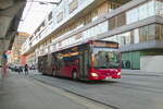 Innsbruck: Schienenersatzverkehr für die Straßenbahnlinie 1 (Linie 1SE), Bus Nr. 432 der Innsbrucker Verkehrsbetriebe in der Ing.-Etzel-Straße. Aufgenommen 10.3.2022.