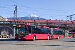 Innsbruck: Schienenersatzverkehr für die Straßenbahnlinie 1 (Linie 1SE), Bus Nr. 424 der Innsbrucker Verkehrsbetriebe bei der Hst. Messe/Zeughaus. Aufgenommen 10.3.2022.