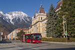 Innsbruck: Schienenersatzverkehr für die Straßenbahnlinie 1 (Linie 1SE), Bus Nr. 424 der Innsbrucker Verkehrsbetriebe bei der Hst. Bundesbahndirektion. Aufgenommen 10.3.2022.