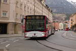 Innsbruck: Schienenersatzverkehr für die Straßenbahnlinie 1 (Linie 1SE), Bus Nr. 438 der Innsbrucker Verkehrsbetriebe am Marktgraben. Aufgenommen 15.3.2022.