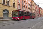 Innsbruck: Schienenersatzverkehr für die Straßenbahnlinie 1 (Linie 1SE), Bus Nr. 424 bei der Haltestelle Maximilianstraße. Aufgenommen 16.3.2022.