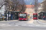 Innsbruck: Schienenersatzverkehr für die Straßenbahnlinie 1 (Linie 1SE), Bus Nr. 424 an der Haltestelle Terminal Marktplatz. Aufgenommen 16.3.2022.