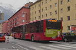Innsbruck: Schienenersatzverkehr für die Straßenbahnlinie 1 (Linie 1SE), Bus Nr. 813 der Innsbrucker Verkehrsbetriebe ist über die Speckbacherstraße umgeleitet. Aufgenommen 17.3.2022.