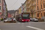 Innsbruck: Schienenersatzverkehr für die Straßenbahnlinie 1 (Linie 1SE), Bus Nr. 452 der Innsbrucker Verkehrsbetriebe ist über die Speckbacherstraße umgeleitet. Aufgenommen 17.3.2022.