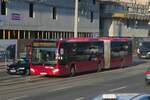 Innsbruck: Schienenersatzverkehr für die Straßenbahnlinie 1 (Linie 1SE), Bus Nr. 430 der Innsbrucker Verkehrsbetriebe bei der Haltestelle Westbahnhof. Aufgenommen 21.3.2022.