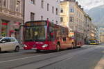 Innsbruck: Schienenersatzverkehr für die Straßenbahnlinie 1 (Linie 1SE), Bus Nr. 430 der Innsbrucker Verkehrsbetriebe in der Andreas-Hofer-Straße. Aufgenommen 21.3.2022.