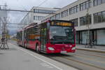 Innsbruck: Bus Nr. 451 der Innsbrucker Verkehrsbetriebe ist als Linie F umgeleitet, hier an der Haltestelle Höttinger Au/EKZ West. Aufgenommen 7.4.2022.