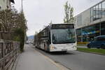 Innsbruck: Bus Nr. 842 der Innsbrucker Verkehrsbetriebe ist als Linie T über die Höttinger Au umgeleitet. Aufgenommen 8.4.2022.