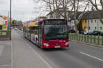 Innsbruck: Bus Nr. 434 der Innsbrucker Verkehrsbetriebe ist als Linie T über die östliche Kranebitter Allee umgeleitet. Aufgenommen 8.4.2022.