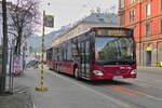 Mercedes-Benz Citaro 2. Generation der Innsbrucker Verkehrsbetriebe (Bus Nr. 451) als Linie R an der Ersatzhaltestelle für die Hst. Meinhardstraße in der Museumstraße, Innsbruck. Aufgenommen 6.2.2024.