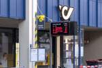 Innsbruck: Ersatzhaltestelle Terminal Marktplatz wegen Gleisbauarbeiten der Stra�enbahn. Die Detailaufnahme zeigt den Fahrplanaufsteller und das provisorische Abfahrtsdisplay. Aufgenommen 9.8.2026.