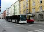 Ein Mercedes Gelenkbus neben einem schönen alten Tram in der Museumstrasse in Innsbruck am 08.03.08.