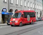 Stadtrundfahrt gefällig! Dieser Iveco Kleinbus holt die Fahrgäste an verschiedenen Haltestellen in Innsbruck ab.