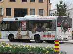 Solaris Alpino unterwegs auf der Linie W nach Alpenzoo mit der passenden Werbung am 20.4.2013 an der Endhaltestelle Terminal Marktplatz.