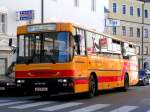 STEYR-Postbus nach Antiesenhofen (über Obernberg) bei der Durchfahrt in Ried i.I., mit einigen interessanten  Spiegelungen  u.a.