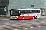 Setra S 400er-Serie von sabtours (RO-SAB44) als Linie 230 an der Haltestelle Linz Donautor (Rudolfstraße). Aufgenommen 4.8.2023.